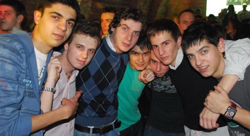 Exkluzív fotók kerültek elő a pécsi Lépcsőház Klub utolsó bulijairól (GALÉRIA)
