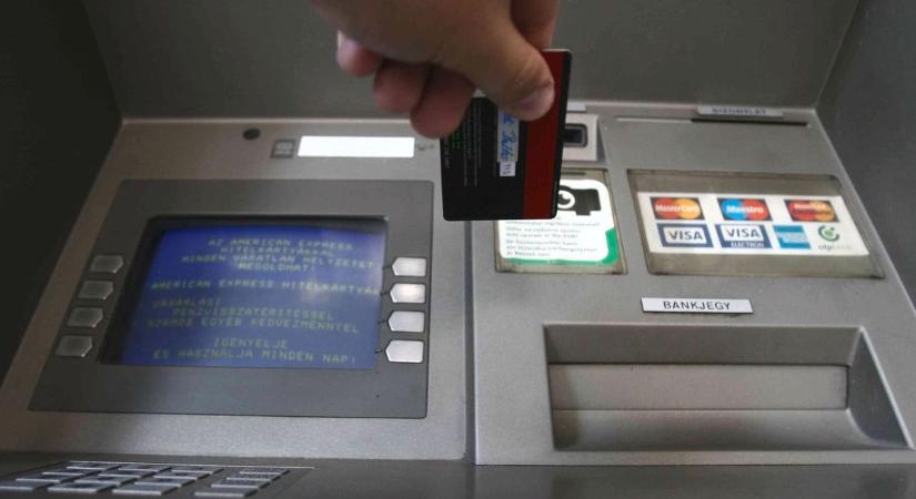 Rákaptak a magyarországi bankok a kártyacserére – ez áll mögötte