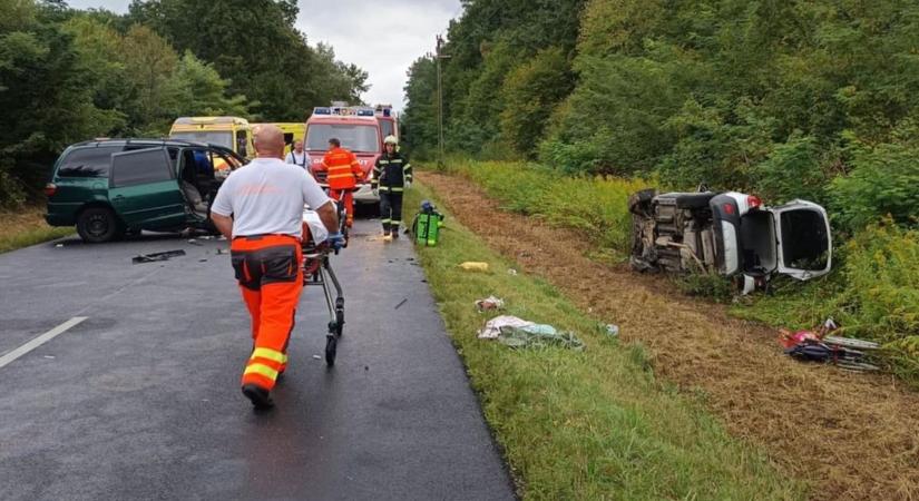 Súlyos karambol Devecsernél: öten megsérültek, két mentőhelikopter is érkezett ( helyszíni fotók)