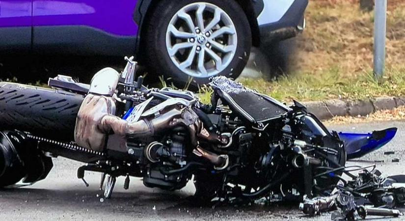 Kanyarodó buszba csapódott egy motoros Csepelen, a 23 éves vezető meghalt, egy 17 éves lány súlyosan megsérült