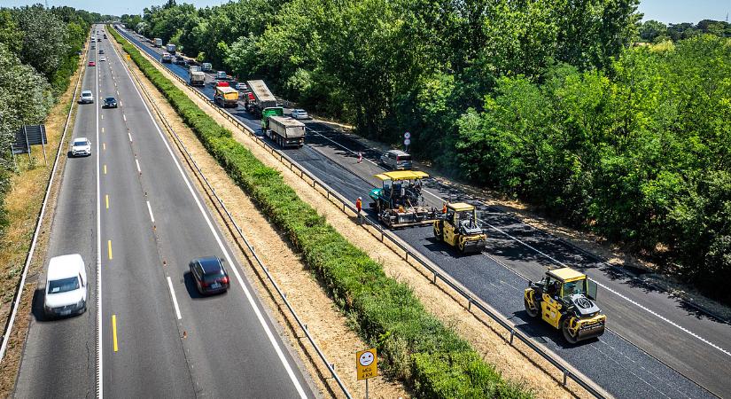 Épphogy megvárják a tanévnyitót, máris szétverik az autópályát