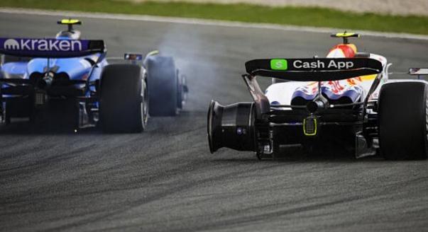 „Inkább balesetet kockáztat, nehogy megelőzzék” – Sainz Lawsonra és a stewardokra is kiakadt