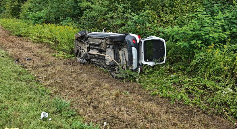 Súlyos baleset történt Devecser és Nemeshany között, mentőhelikopterek érkeztek a helyszínre