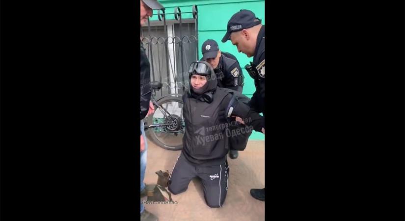 Elég volt a brutalitásból: testkamerákkal fékeznék meg az elszabadult sorozótiszteket Ukrajnában (VIDEÓ)