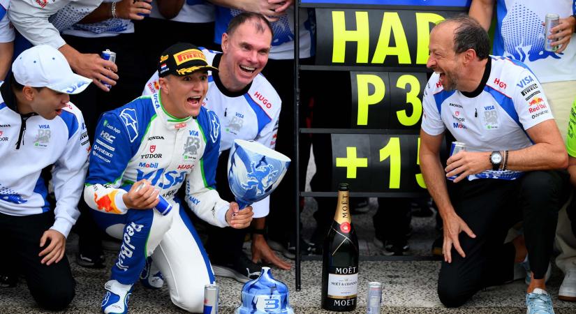 Trófeatörés ünneplés közben: Hadjar így zárta élete első F1-es dobogóját