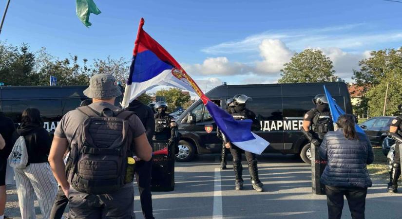 Tüntetés, ellentüntetés, sok a rendőr, feszült a helyzet Újvidéken