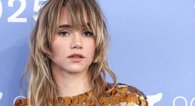 Suki Waterhouse merész szettben jelent meg a Velencei Filmfesztiválon
