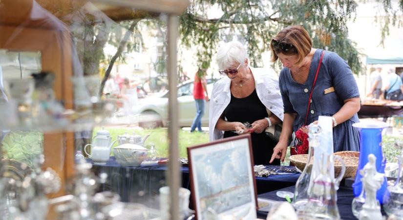 Emlékek és különlegességek minden sarkon – így telt meg az Agria Park Díszkertje árusokkal  galéria