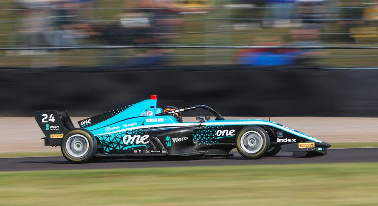 Büntetésözön zúdult a magyar autóversenyzőre a brit F4-ben