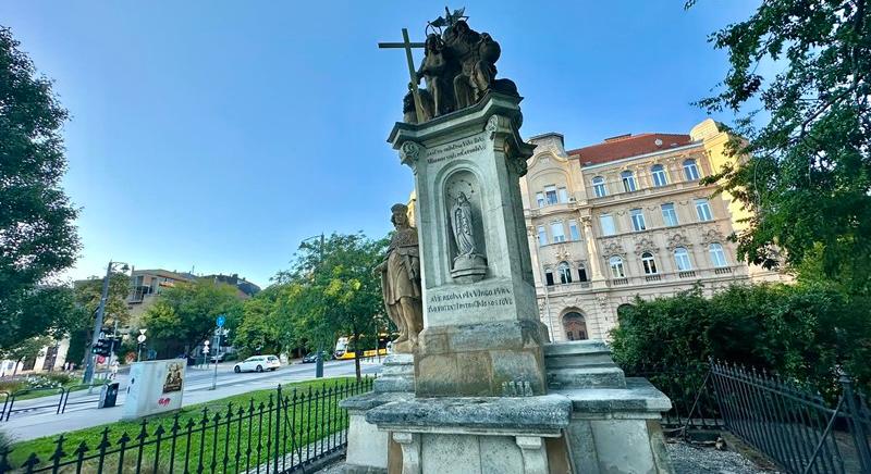 Restaurálják a Zsigmond téri Szentháromság-szobrot