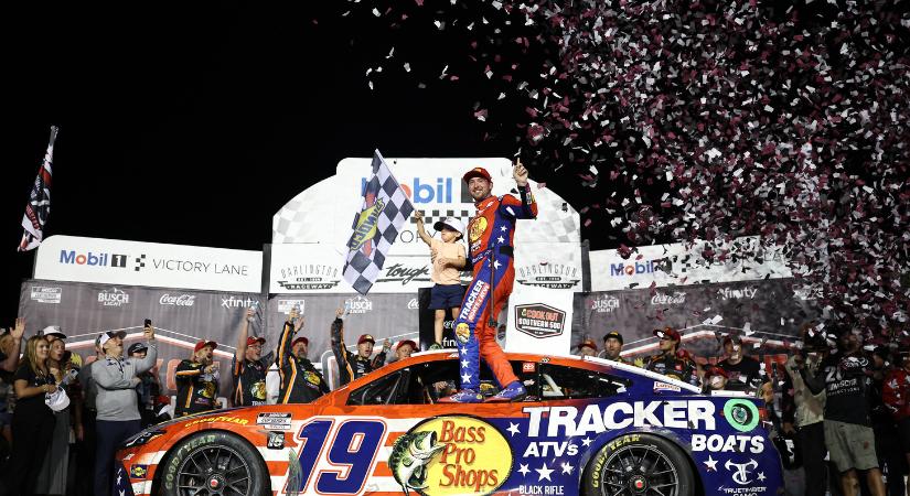 NASCAR: Chase Briscoe szénné verte a mezőnyt a rájátszás nyitófutamán