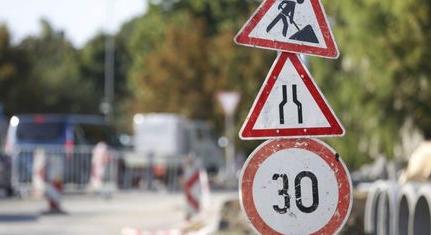 Sávszűkítés a Zsolnay Vilmos utcában: az iskolakezdés miatt különösen nehéz lesz a közlekedés