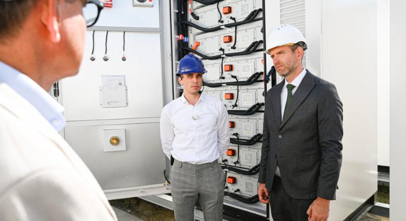 Földkerülésnyi energia 16 akkuszekrényben: új energiatárolót adott át az E.ON Soroksáron