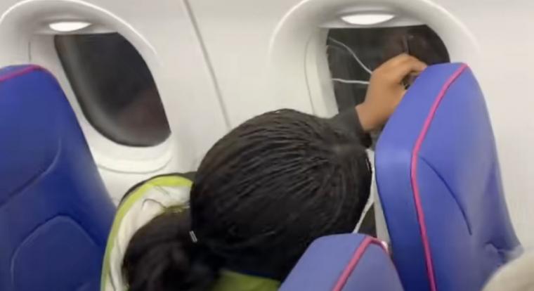 Nem megnyugtató, amikor a Wizz Air utaskísérője celluxszal javítgatja melletted a gép ablakát