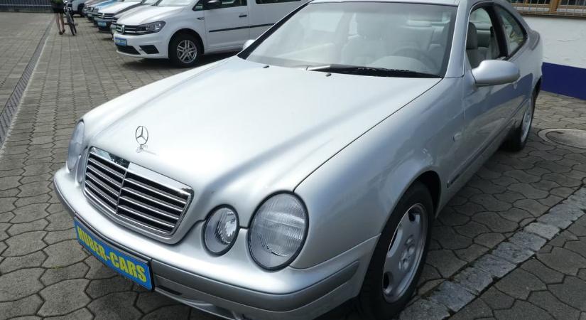 26 éves, mégis vadonatúj Mercedes CLK tűnt fel a színen