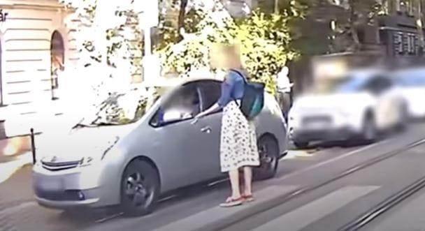 Értetlenül állt a gyalogos, hogy majdnem áthajtottak lábán a zebrán - videó