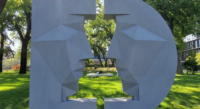 Vasbeton műalkotás került a Városliget mellé