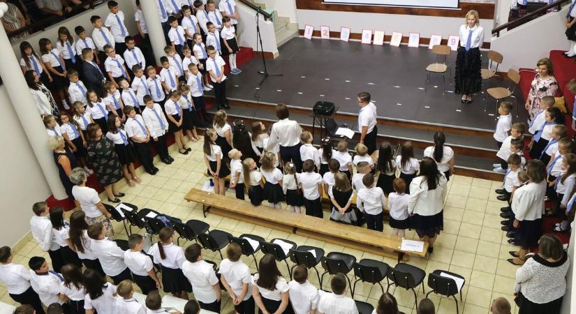 Megújult arculattal indult a tanév az Izsák Imre Általános Iskolában (galéria)