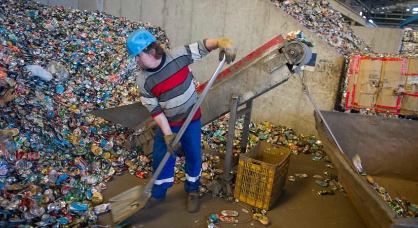 Ez lehet a megoldás: benzin lesz a műanyagszemétből, ha így dolgozzák fel