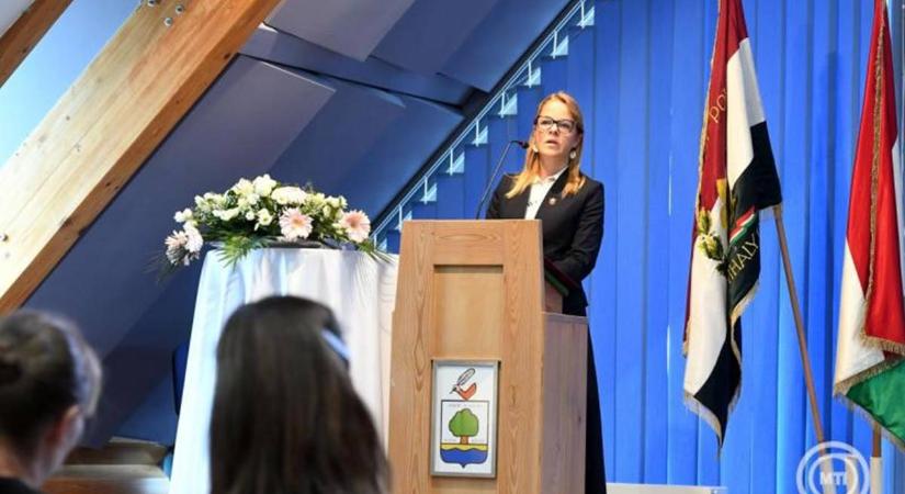 Balatoni Katalin: az új tanévben a határon túli pedagógusok is igényelhetnek pedagógus igazolványt