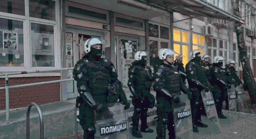 Verőemberek és rendőrök segítségével az ablakon mászott be a testnevelési karra a hírhedt dékán