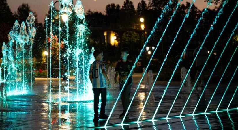 200 ezer forint sérelemdíjat kér a siófoki önkormányzattól egy budapesti nő, mert lespriccelte a rózsakerti szökőkút