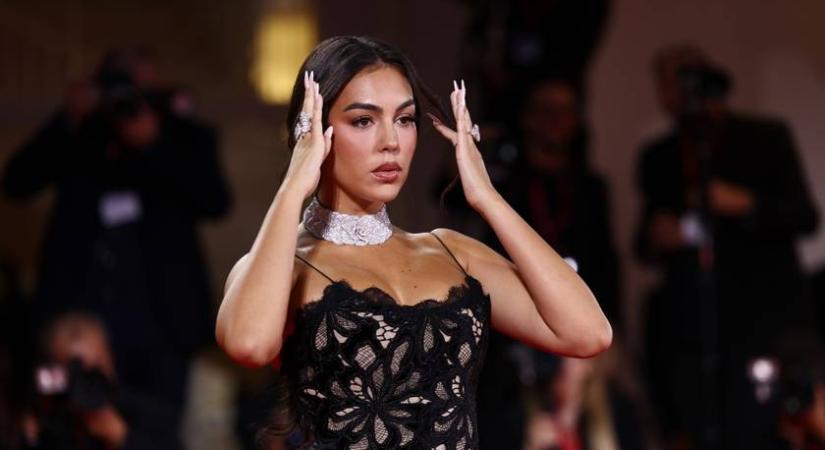 Cristiano Ronaldo menyasszonya csipkés estélyiben hódított: a velencei filmfesztiválon ilyen szép volt Georgina