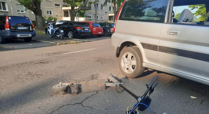 Alig csengettek be, már egy csúnya baleset Nyíregyházán: rolleres diákkal ütközött az autó (fotókkal)