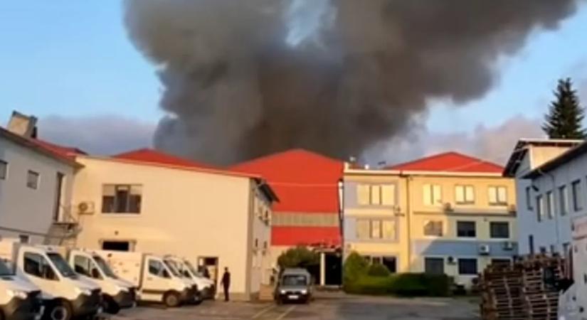 Vörös riasztás Szászsebesen: lángokban áll egy fafeldolgozó üzem, többen megsérültek