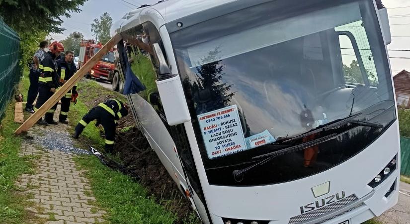 Árokba borult egy busz Hargita megyében – Ki kellett menteni az utasokat