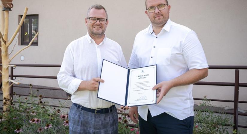 Hogy került Fekete Dávidhoz egy minisztériumi okirat, amikor semmilyen funkciója nincs a tárcánál?