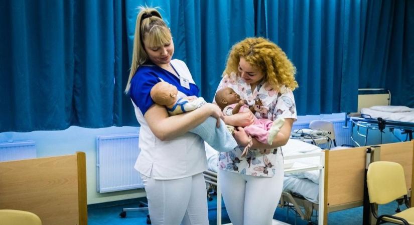 Idén végzett a védőnők első évfolyama a győri egyetemen