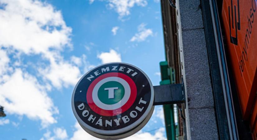 Felhívta a 112-t egy veréssel fenyegetett vevő a trafikban, az eladó kizavarta őket, a vásárlót követték, megverték és kirabolták