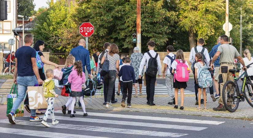 Ismét becsengettek: a diákok az iskolába, a nagy forgalom az utakra tért vissza Debrecenben – fotókkal