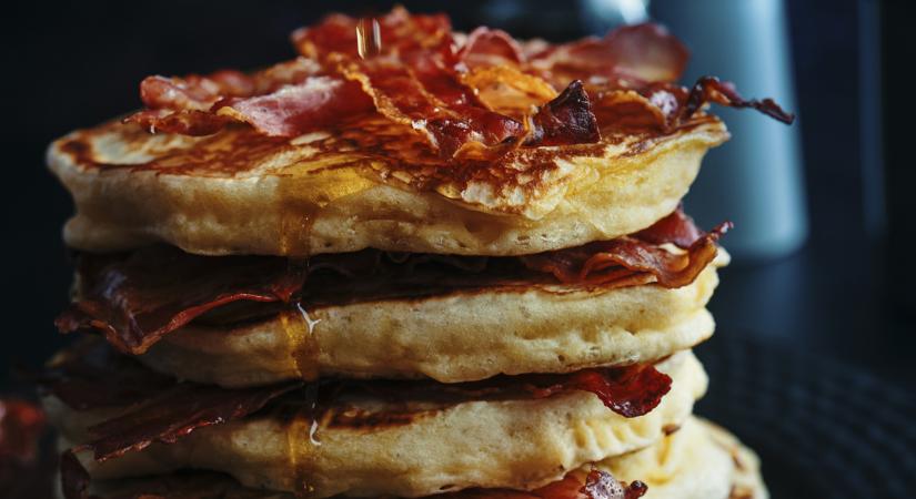 Puha pufi palacsinta baconnel és juharsziruppal: így lesz tökéletes