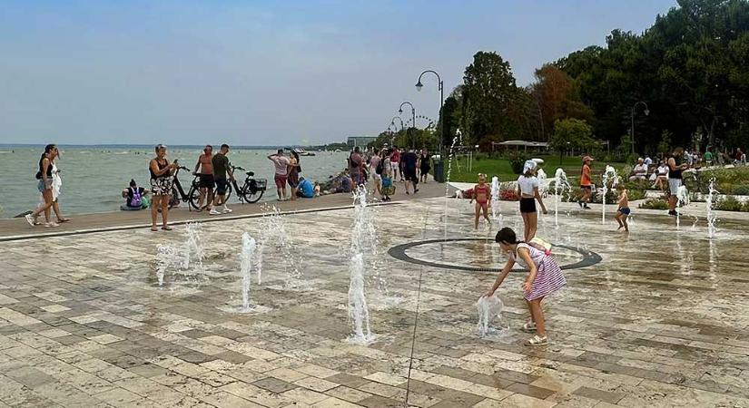 200 ezer forint sérelemdíjat kér egy budapesti nő Siófok városától, mert lespriccelte a rózsakerti szökőkút: a polgármester felháborodott