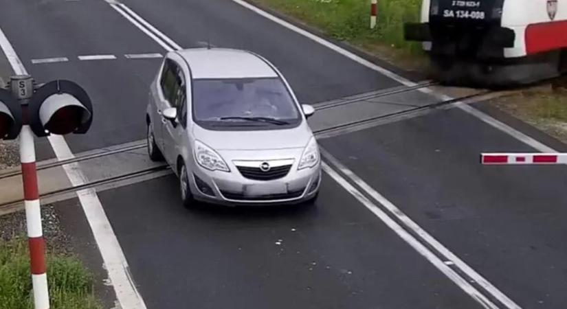 Miután letörte az autós a sorompót, megállt, csakhogy jött a vonat – videó