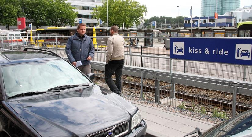 Kudarc az iskolai „Puszi és Pá” parkolás