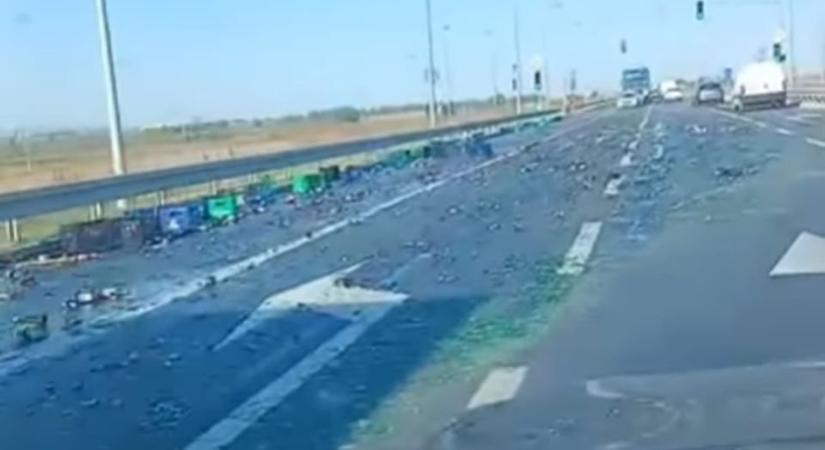 Sörösüvegek hullottak ki egy kamionról Újvidék közelében (Videóval)
