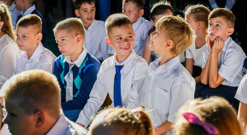 Becsengettek: Sopronban is kezdetét vette az új tanév