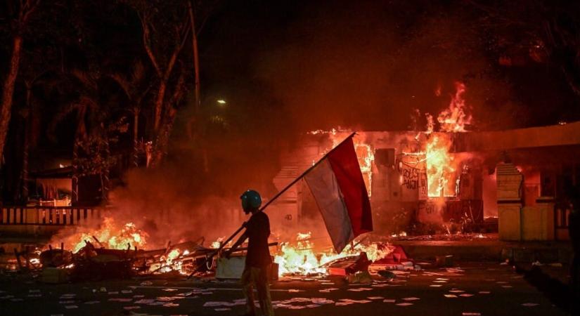 Nyolc halálos áldozat és a katonaság bevetése után hétfőn csillapodtak az indonéz zavargások