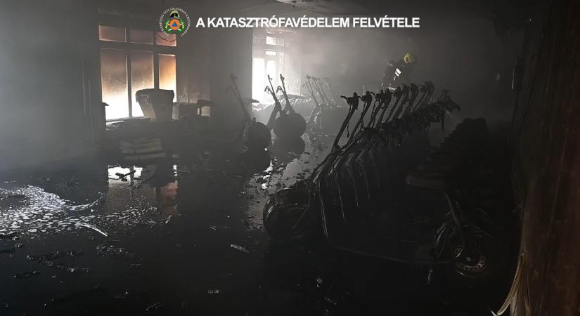 Hét embernek kellett kimenekülnie, amikor a budapesti üzletben felcsaptak a lángok – videó
