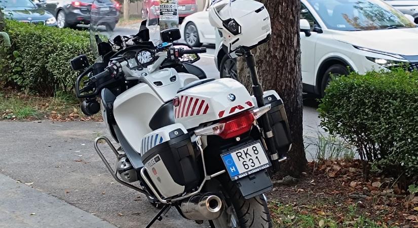 Durva, hányszor kellett közbelépnie a rendőrnek a miskolci iskola előtt - fotók, videó