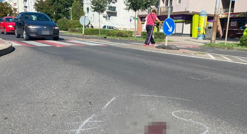 Vérfoltok és tragikus részletek a reggeli gyalogosgázolásról (GALÉRIAVIDEÓK)