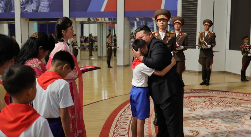 Kitüntette az Ukrajnában elesett észak-koreai katonák családjait Kim Dzsongun