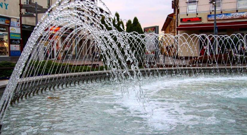Egy nőt lespriccelt a szökőkút Siófokon, sérelemdíjat követel a várostól
