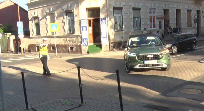 Megnőtt a forgalom, a rendőrök segítik a balesetmentes közlekedést