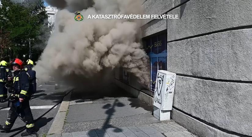 Videón, hogyan oltották a kigyulladt rollerkölcsönzőt a Belvárosban
