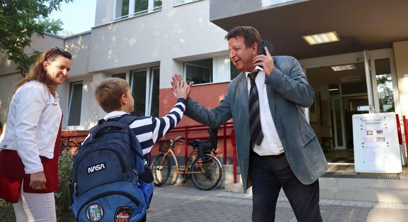 Rövid tanévnyitó, nagy érzelmek: az első tanítási nap Dorozsmán mindenkit meghatott – galériával, videóval