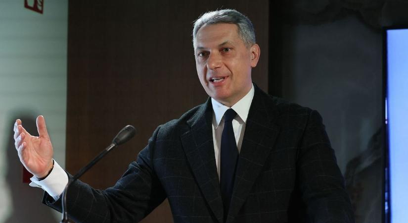 Lázár János: Személyes célom, hogy a közösségi közlekedés az utasokról szóljon